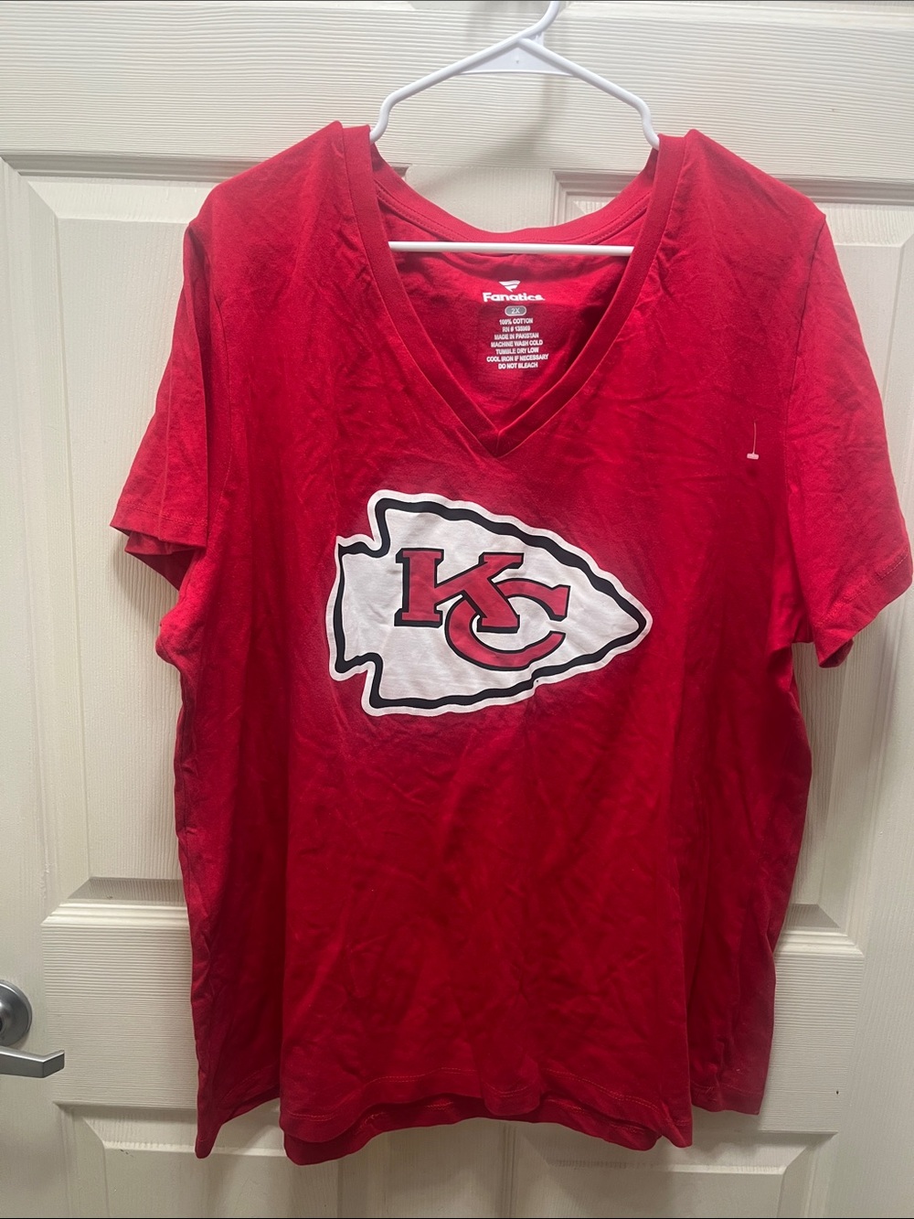 Fanatics Red Kansas City Chiefs V-Neck Tee with White Logo NWOT
